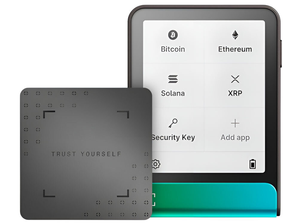 Portfel kryptowalut LEDGER Flex Zdjęcie prezentujące Ledger Stax, dotykowy portfel sprzętowy w kształcie zbliżonym do prostokąta, stojący obok Ledger Recover Card (karty do odzyskiwania danych). Ekran Stax pokazuje menu główne z opcjami: Bitcoin, Ethereum, Solana, XRP, Security Key oraz Add app (Dodaj aplikację). Karta Recover ma napis TRUST YOURSELF