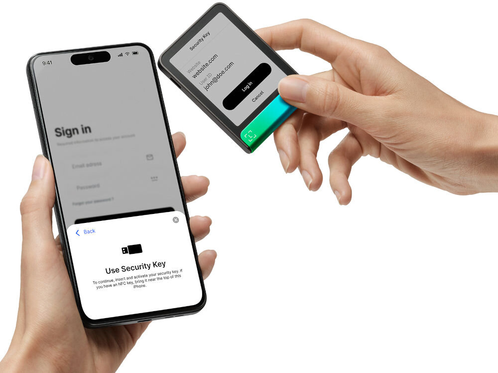 Portfel kryptowalut LEDGER Flex Zastosowanie Ledger Stax jako klucza bezpieczeństwa (Security Key). Ręce zbliżają Stax do smartfona, na którym wyświetla się ekran logowania oraz instrukcja Use Security Key (Użyj Klucza Bezpieczeństwa) sugerująca użycie NFC. Ekran Stax pokazuje interfejs logowania do strony internetowej.