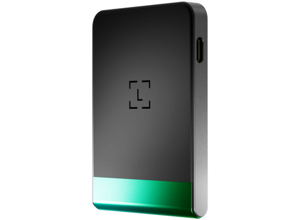 Portfel kryptowalut LEDGER Flex Ujęcie z boku, na którym widoczny jest sam Ledger Stax w pozycji pionowej. Urządzenie ma czarny korpus z zaokrąglonymi krawędziami i charakterystyczny, jasnozielono-turkusowy akcent u dołu, co nadaje mu nowoczesny wygląd.