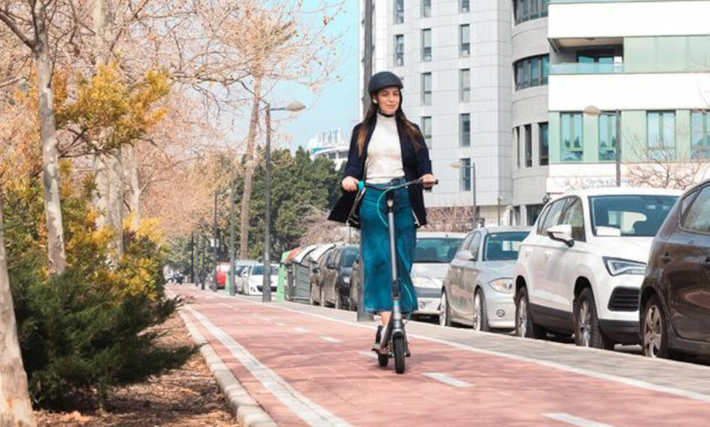 Hulajnoga elektryczna CECOTEC Bongo D20 20km 250W 8.5 Szary opony 8,5 cala gruby bieznik plynna jazda odpowiednia przyczepnosc standard pyloszczelnosci i wodoodpornosci IP67 ochrona przed kurzem i woda