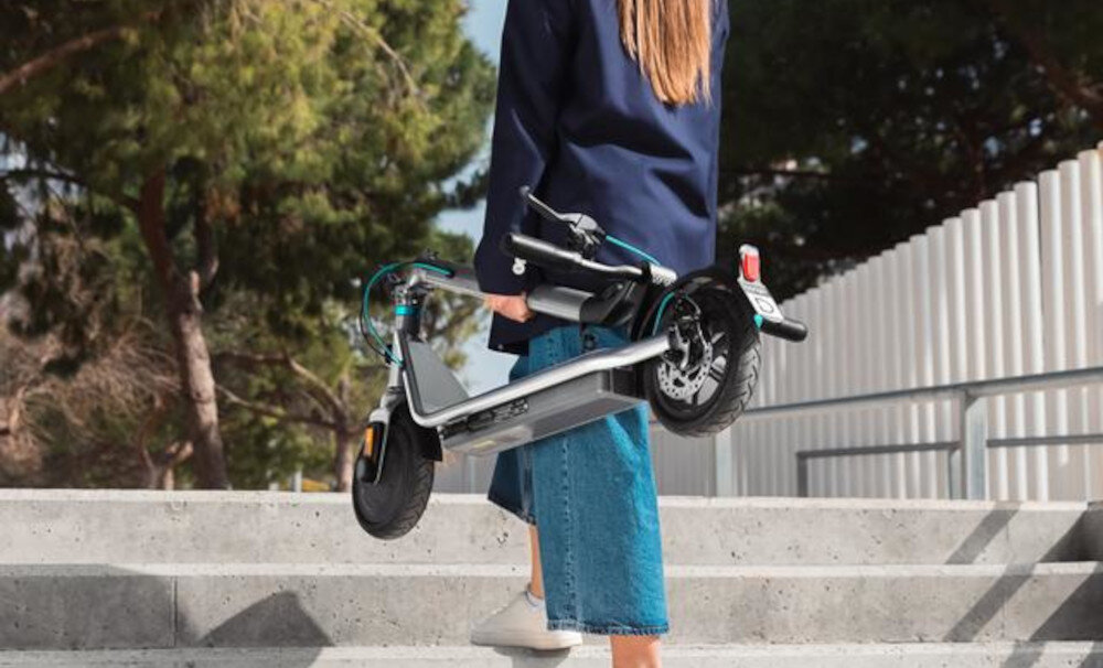 Hulajnoga elektryczna CECOTEC Bongo D20 20km 250W 8.5 Szary syzbki uklad skladania i rozkladania waga 15,2 kg latwy transport i przechowywanie stopka skladana w centralnym punkcie ciezkosci