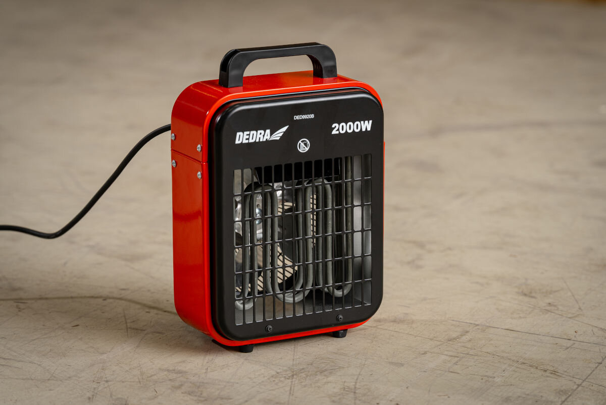 Nagrzewnica elektryczna DEDRA DED9920B, wydajność, metal, lekkość, przenośność, Przód urządzenia Dedra DED9920B, metalowa kratka, elementy grzewcze, uchwyt transportowy.
