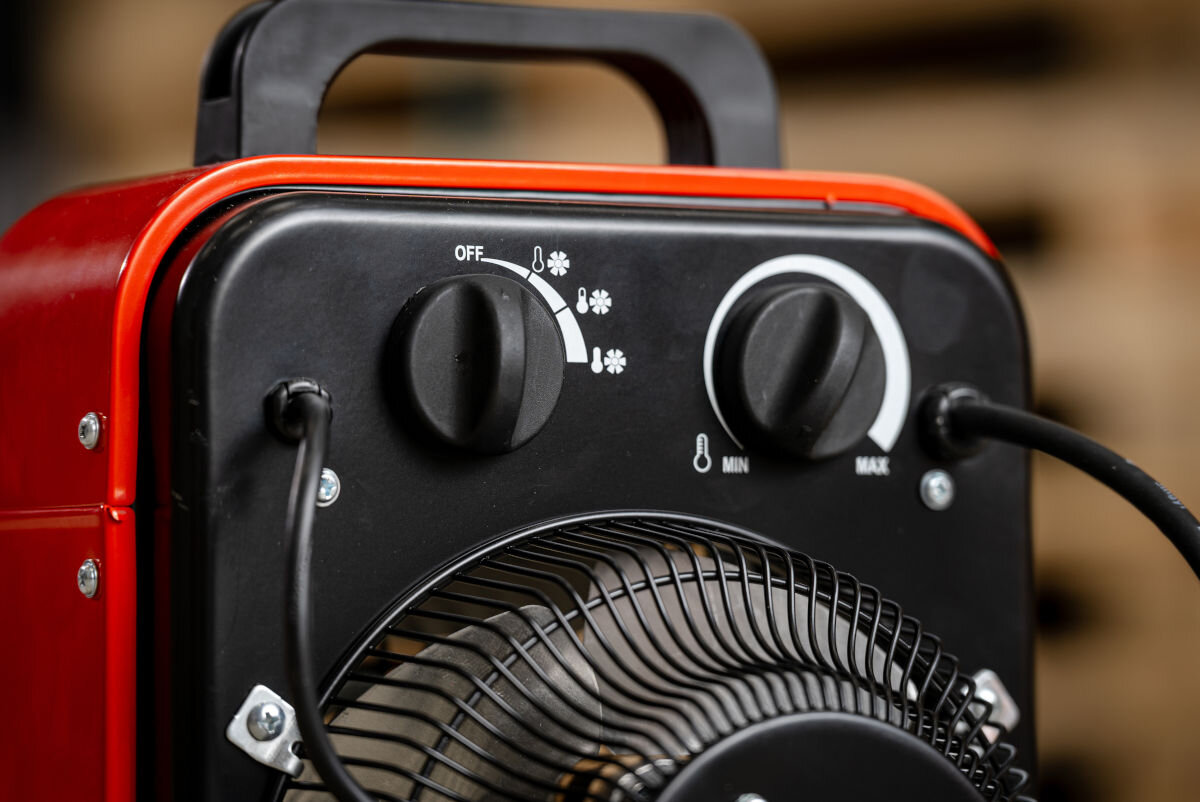 Nagrzewnica elektryczna DEDRA DED9920B, chłodny, ciepły, gorący, pokrętła, Panel sterowania i pokrętła Dedra DED9920B, widoczne funkcje, metalowa obudowa slim.