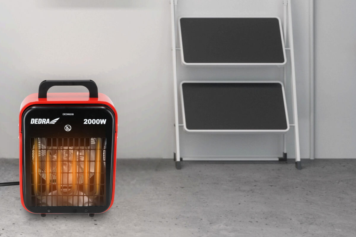 Nagrzewnica elektryczna DEDRA DED9920B, wentylator, czystość, bez zapachu, cicho, Dedra DED9920B emitująca ciepło podczas pracy w domowym pomieszczeniu, podłoga betonowa.