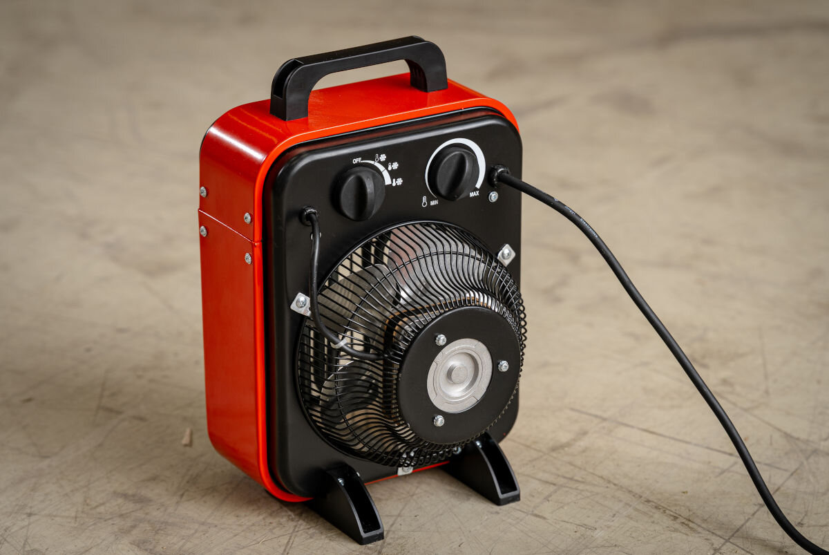 Nagrzewnica elektryczna DEDRA DED9921B, przegrzanie, IP44, metal, stabilność, Dedra DED9921B podłączona przewodem, wentylator osiowy, uchwyt transportowy.