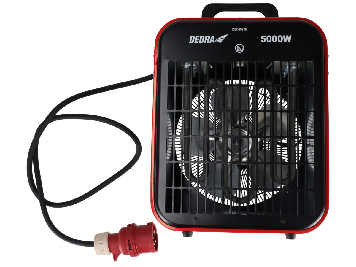 Nagrzewnica elektryczna z widocznym wentylatorem za kratką ochronną, z napisem \'DEDRA 5000W\' na obudowie. Obok znajduje się przewód z czerwonym wtykiem.