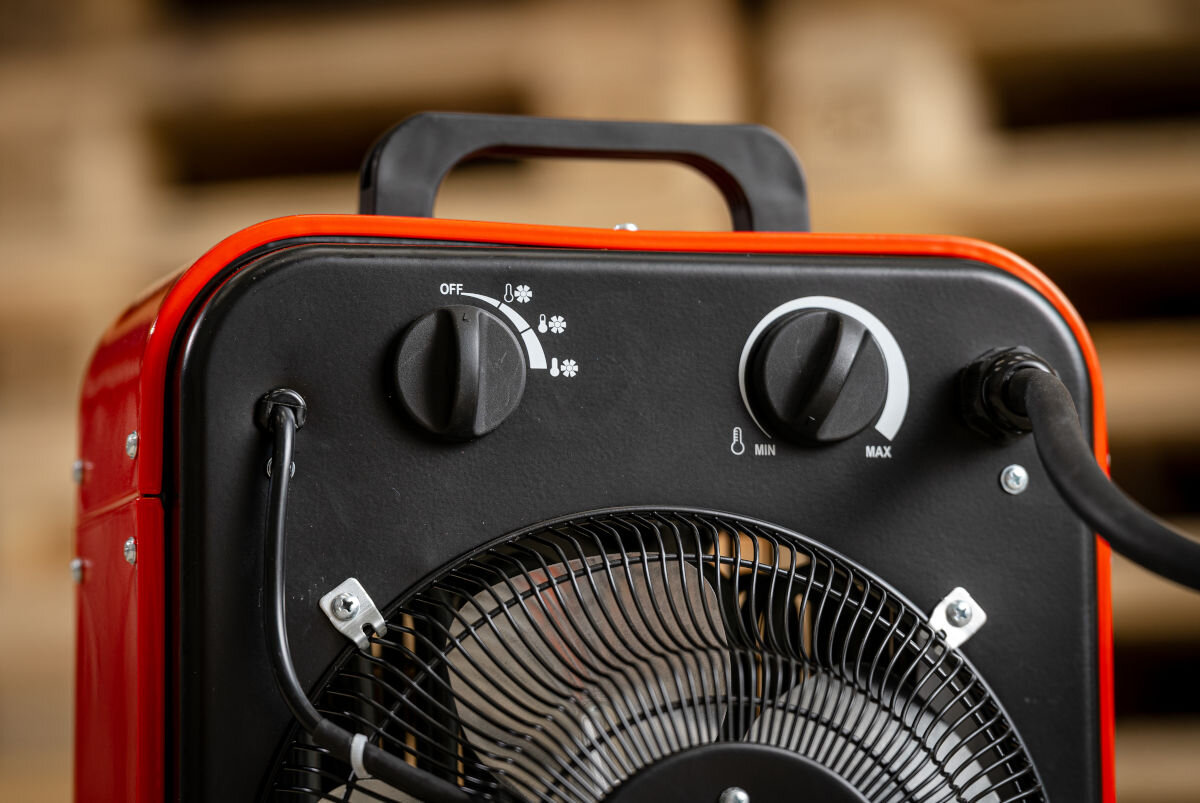 Nagrzewnica elektryczna DEDRA DED9924B, chłodny, ciepły, gorący, termostat, Panel sterowania nagrzewnicy Dedra DED9924B – dwa pokrętła, wentylator osiowy, kabel zasilający.