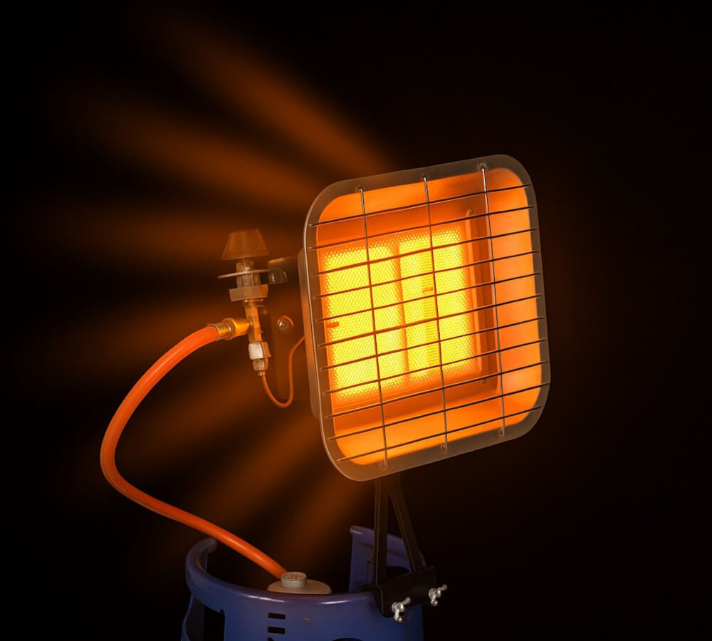 Promiennik DEDRA DED9970, uchwyt, 11kg, przewód, mobilność, Rozżarzony promiennik gazowy DED9970 na czarnym tle, widoczne promienie ciepła.