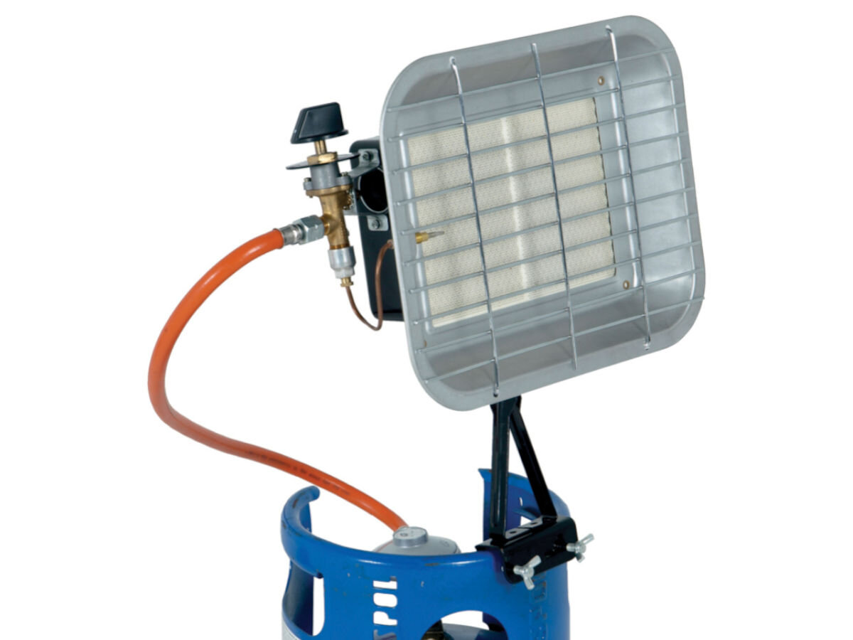 Promiennik DEDRA DED9970, 2,6kg, ergonomia, schowek, transport, Gazowy promiennik DED9970 na butli, podłączony przewód, gotowy do ogrzewania miejscowego.