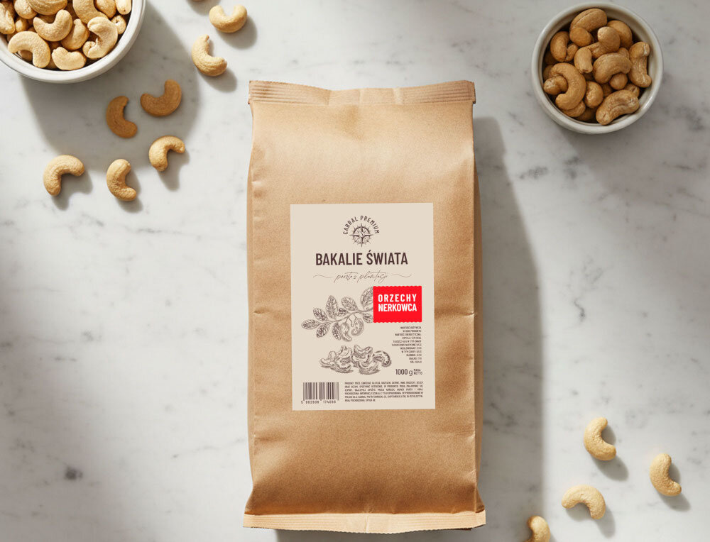 Orzechy nerkowca CABRAL (1 kg) marmurowy blat opakowanie mieszanki leży na blacie wokół miseczki wypełnione orzechami nerkowca źródło wartości odżywczych zdrowa przekąska wsparcie w diecie