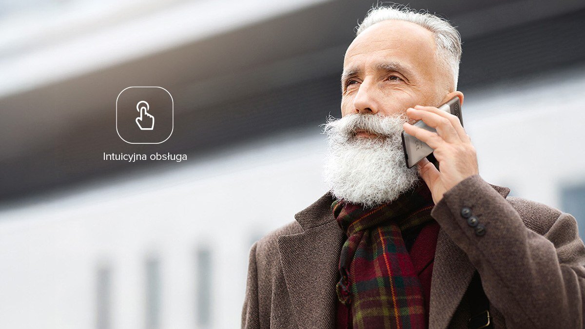 Starszy mężczyzna z siwą brodą rozmawia przez myPhone 7340 LTE na zewnątrz; po lewej ikona i napis „Intuicyjna obsługa”.