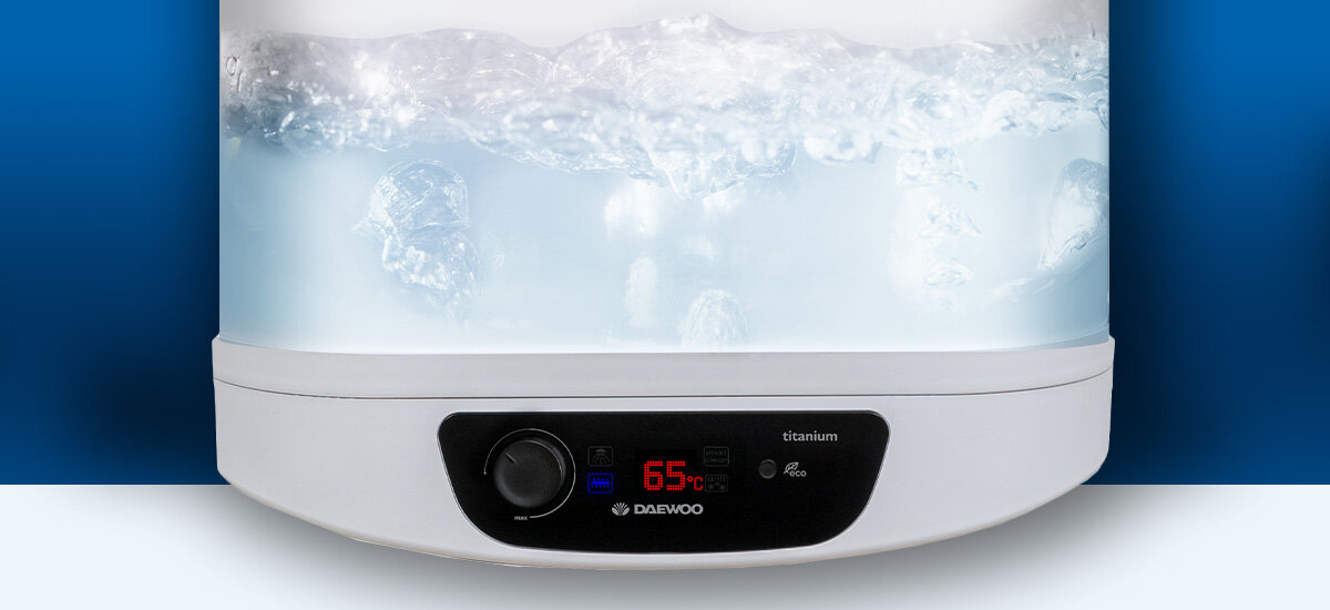 BOJLER ELEKTRYCZNY DAEWOO WHDSW501-PL Zdjęcie 4.jpg przedstawia zbliżenie na dolną część podgrzewacza wody Daewoo z widocznym cyfrowym wyświetlaczem pokazującym temperaturę 65°C oraz efekt wizualny bulgoczącej, podgrzewanej wodyinteligentne czyszczenie higiena podgrzewacza automatyczne oczyszczanie wysoka temperatura eliminacja bakterii bezpieczeństwo urządzenia