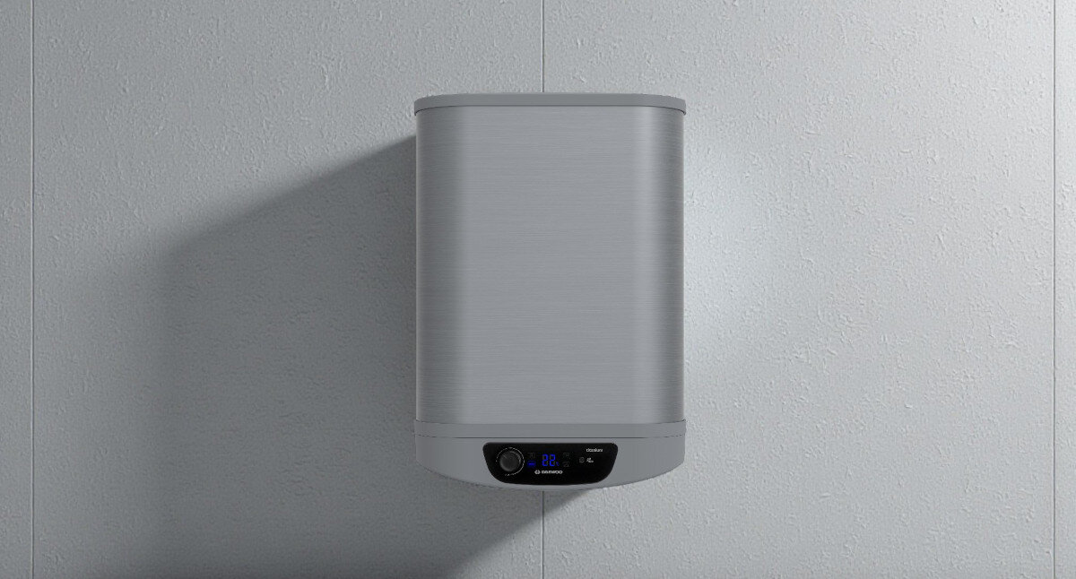 BOJLER ELEKTRYCZNY DAEWOO WHDSS501-PL Zdjęcie przedstawia podgrzewacz wody marki Daewoo w kolorze stalowym, zamontowany na jasnej ścianie, bez widocznych elementów wyposażenia łazienki bojler 50 litrów srebrny silver ogrzewacz wody design szybkie nagrzewanie energooszczędny