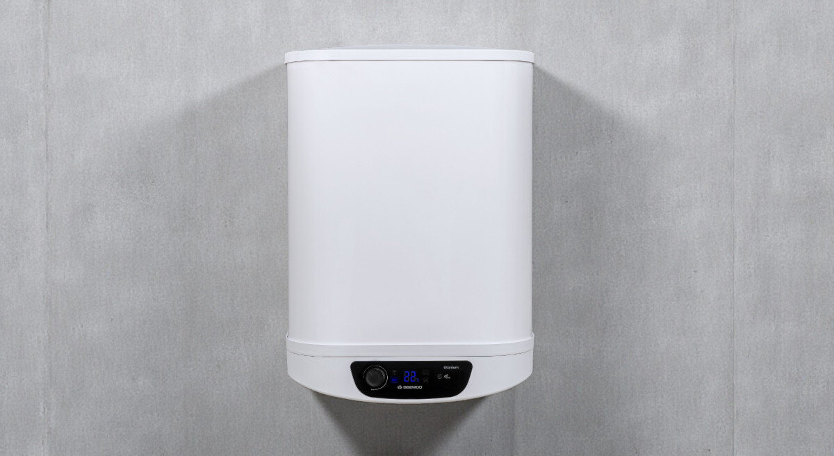 BOJLER ELEKTRYCZNY DAEWOO WHDSW651-PL Zdjęcie przedstawia podgrzewacz wody marki Daewoo w kolorze stalowym, zamontowany na jasnej ścianie, bez widocznych elementów wyposażenia łazienki bojler 80 litrów srebrny silver ogrzewacz wody design szybkie nagrzewanie energooszczędny