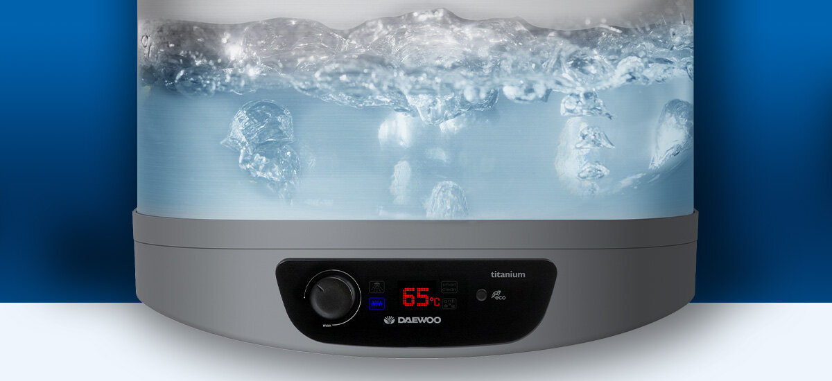 BOJLER ELEKTRYCZNY DAEWOO WHDSS801-PL Zdjęcie 4.jpg przedstawia zbliżenie na dolną część podgrzewacza wody Daewoo z widocznym cyfrowym wyświetlaczem pokazującym temperaturę 65°C oraz efekt wizualny bulgoczącej, podgrzewanej wodyinteligentne czyszczenie higiena podgrzewacza automatyczne oczyszczanie wysoka temperatura eliminacja bakterii bezpieczeństwo urządzenia