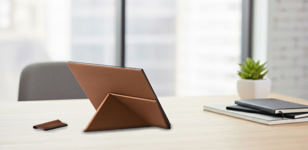 Etui na Note Air ONYX BOOX Magnetic Protective Case Brązowy prezentacja etui w poziomie na biurku rozmazane tło buyra
