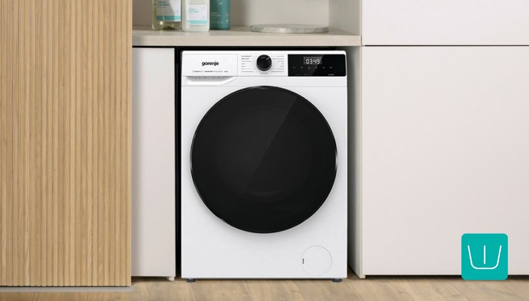 PRALKA GORENJE WNHAI84APS Zbliżenie na bęben pralki z umieszczonymi wewnątrz tkaninami. Grafika prezentuje delikatne traktowanie odzieży pranie wstępne usuwanie trudnych zabrudzeń