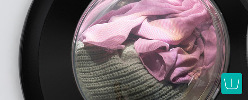 PRALKA GORENJE W3NGPI61SAS Zdjęcie przedstawia drzwiczki pralki z widocznymi w środku ubraniami ułożonymi podczas cyklu prania. W prawym dolnym rogu znajduje się ikonka symbolizująca funkcję równomiernego rozłożenia wsadu pranie wstępne mocne zabrudzenia skuteczne czyszczenie dokładne pranie