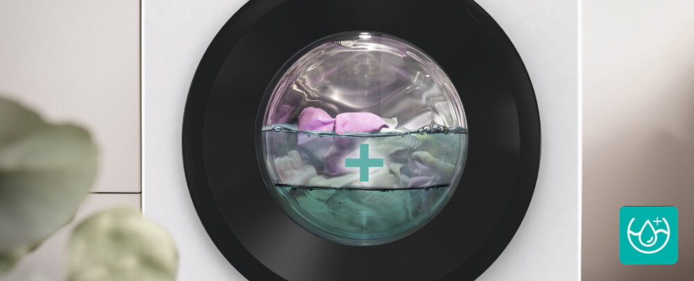 PRALKA GORENJE W3NGPI61SAS Zdjęcie przedstawia pralkę w trakcie prania z widocznym poziomem wody i ubraniami zanurzonymi w bębnie, a na środku znajduje się symbol plusa. Grafika podkreśla funkcję dodawania wody lub wzmocnienia procesu prania dla lepszego efektu dodatkowe płukanie wrażliwa skóra alergie dzieci dokładne usuwanie detergentów