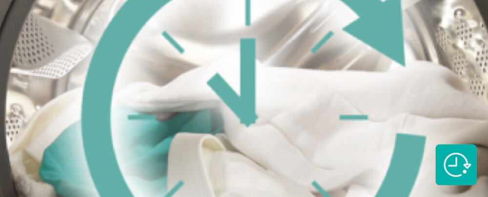 PRALKA GORENJE W3NGPI61SAS Zdjęcie przedstawia wnętrze pralki z jasnymi tkaninami, na które nałożono duży graficzny symbol zegara wskazujący na kontrolę czasu cyklu. W prawym dolnym rogu widoczna jest ikonka odnosząca się do opóźnionego startu lub ustawienia czasu prania opóźniony start planowanie zakończenia wygoda elastyczny czas prania oszczędność energii