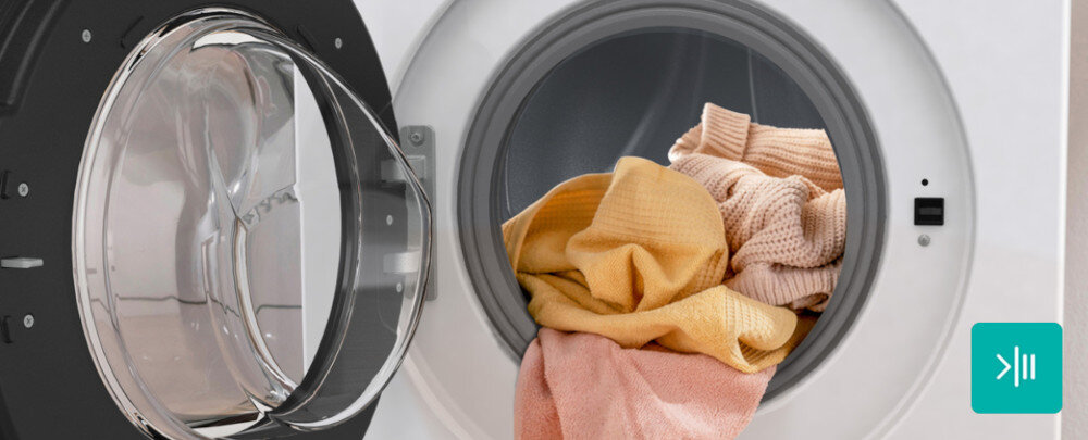 PRALKA GORENJE W3NGPI61SAS Zdjęcie przedstawia otwarte drzwiczki pralki z widocznymi w środku kolorowymi tkaninami, co sugeruje możliwość przerwania cyklu i dołożenia prania. W prawym dolnym rogu znajduje się ikonka oznaczająca funkcję pauzy i wznowienia StopAddGo dodawanie ubrań zatrzymanie prania wygoda elastyczność program