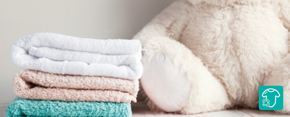 PRALKA GORENJE W3NGPI61SAS Zdjęcie przedstawia trzy miękkie, złożone ręczniki ułożone obok pluszowego misia, co podkreśla delikatność i bezpieczeństwo prania dla wrażliwych tkanin. W prawym dolnym rogu znajduje się ikonka oznaczająca program dziecięcy program dziecięcy para antyalergiczny dokładne płukanie bezpieczne pranie