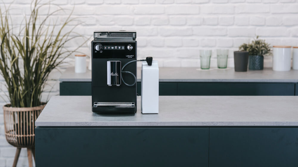 Ekspres MELITTA Latticia OT F30 0-100 Czarny zaspokojenie miłośników kawy system LATTEperfection kawa z mlekiem precyzja dwukrotne spienienie mleka idealna gładka pianka jednolita konsystencja optymalna temperatura perfekcyjne napoje kawowe