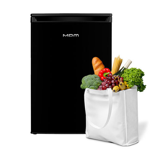 Lodówka, a obok niej materiałowa torba wypełniona produktami spożywczymi.