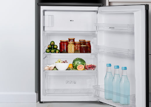 Wnętrze lodówki wypełnione produktami spożywczymi.