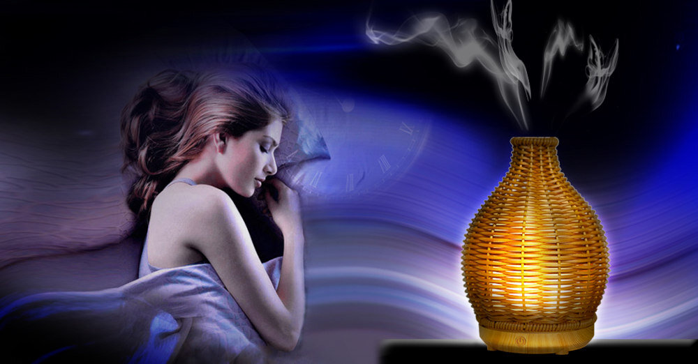 Obraz przedstawia aromatyzer w kształcie wiklinowego kosza, z którego unosi się delikatna mgiełka. Obok widoczna jest osoba leżąca pod kocem, na tle ciemnego, rozmytego tła.