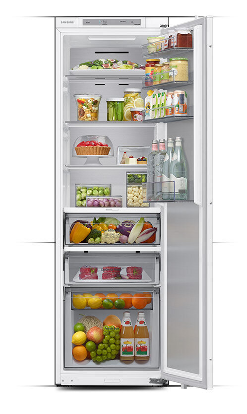 Wnętrze jednodrzwiowej chłodziarki Samsung z oferty Media Expert wypełnione produktami Wnętrze jednodrzwiowej chłodziarki Samsung z oferty Media Expert wypełnione produktami