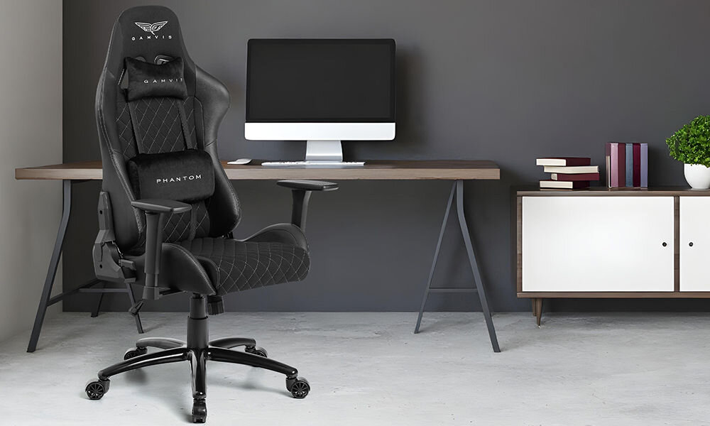 Fotel GAMVIS Phantom Large Czarny (białe elementy) prezentacja fotela na tle pokoju biurowego w tle biurko z monitorem szafka z książkami i rośliną na niej wielozadaniowy komfort biuro