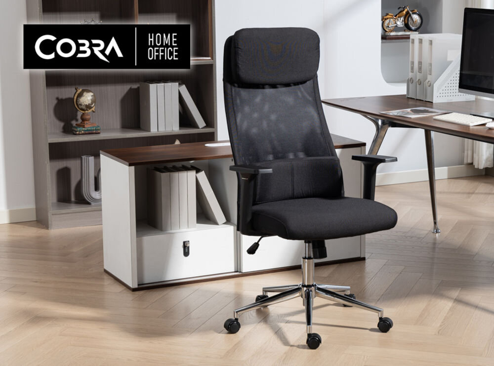 Fotel COBRA Office Plus HF500BK Czarny prezentacja fotela od przodu przed biurkiem w jasnym pokoju