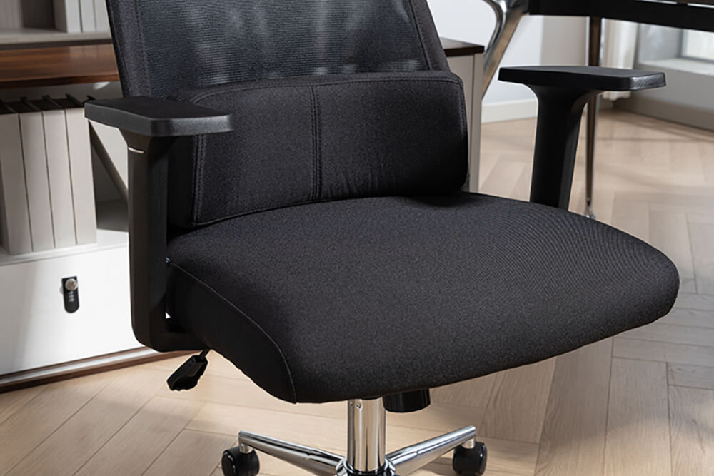 Fotel COBRA Office Plus HF500BK Czarny zbliżenie na stelaż podnośnik i siedzisko w tle pokój solidna podstawa średnica materiał stabilność