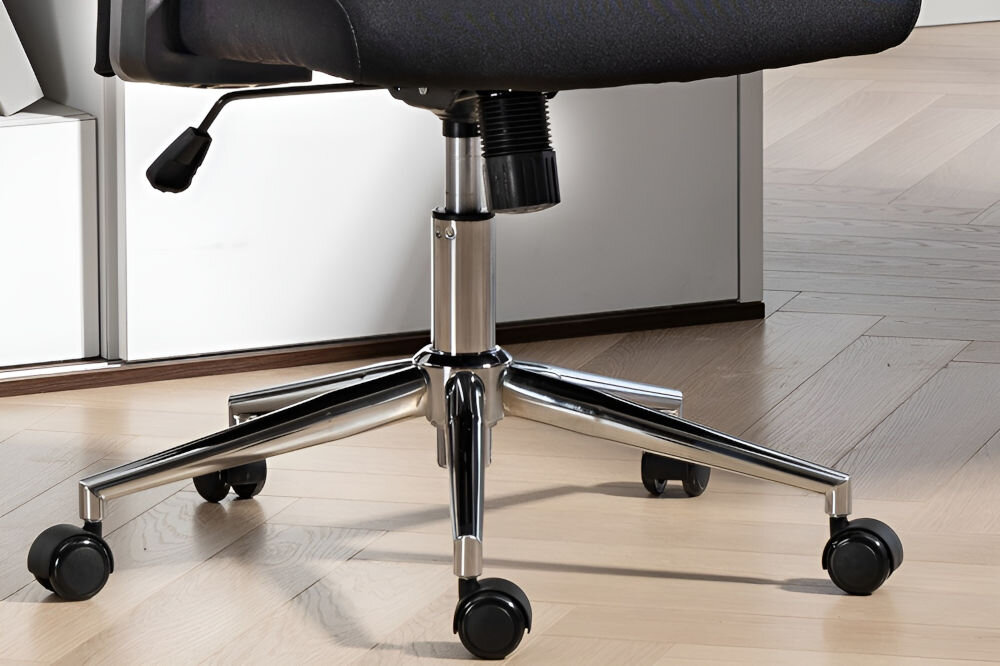 Fotel COBRA Office Plus HF500BK Czarny zbliżenie na koła fotela na jasnej drewnianej podłodze średnica materiał obrót 360 stopni mobilność