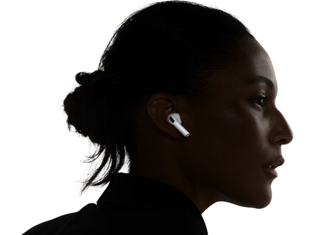 Słuchawki dokanałowe APPLE AirPods Pro 3 ANC Biały zdrowie słuchu wsparcie funkcja aparat słuchowy redukcja hałasu czas działania - osoba ze słuchawką w uchu