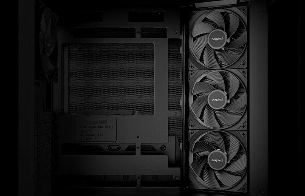 Obudowa BE QUIET! Light Base 500 Zbliżenie wnętrza obudowy komputerowej, na którym widać trzy zamontowane z boku wentylatory oraz miejsce na płytę główną z oznaczeniami formatów ATX, Micro ATX i Mini ITX