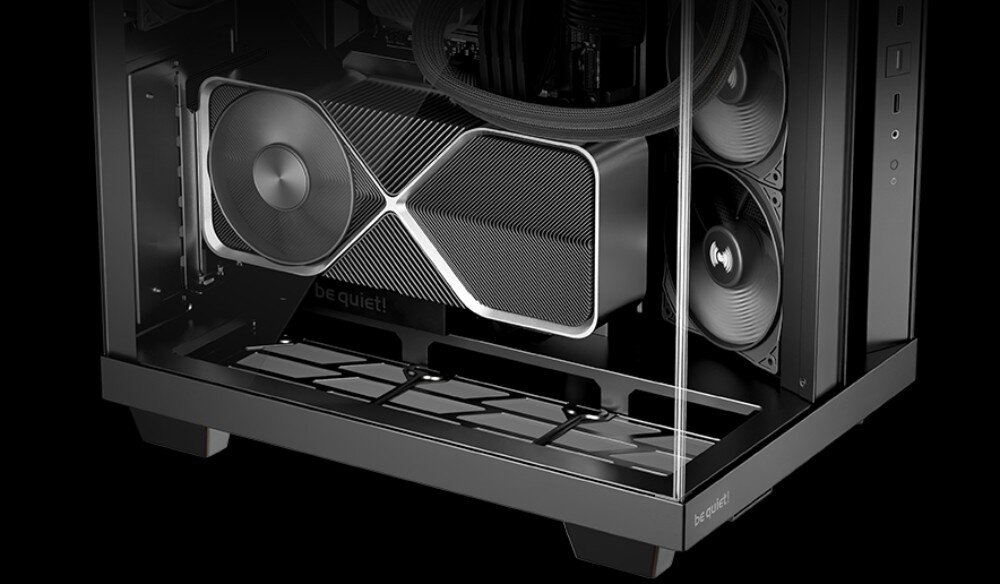 Obudowa BE QUIET! Light Base 500 Wnętrze obudowy komputerowej z zamontowaną dużą kartą graficzną i widoczną dolną kratką wentylacyjną oraz bocznym panelem z hartowanego szkła