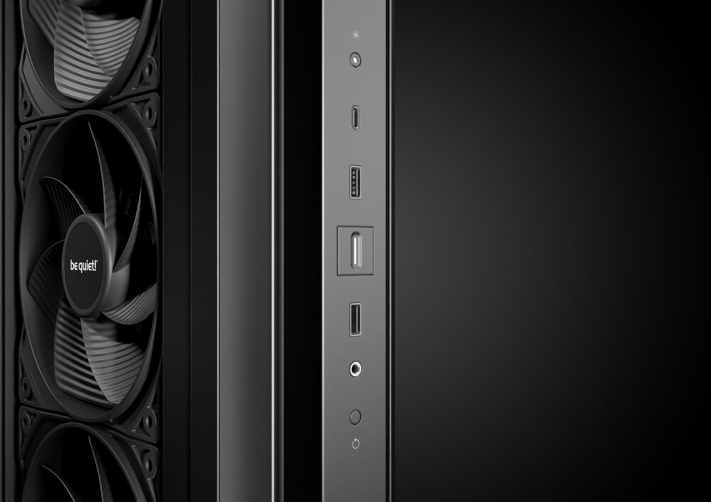 Obudowa BE QUIET! Light Base 500 Zbliżenie przedniego panelu obudowy komputerowej z widocznymi portami USB, gniazdem audio, przyciskiem zasilania i fragmentem bocznego wentylatora