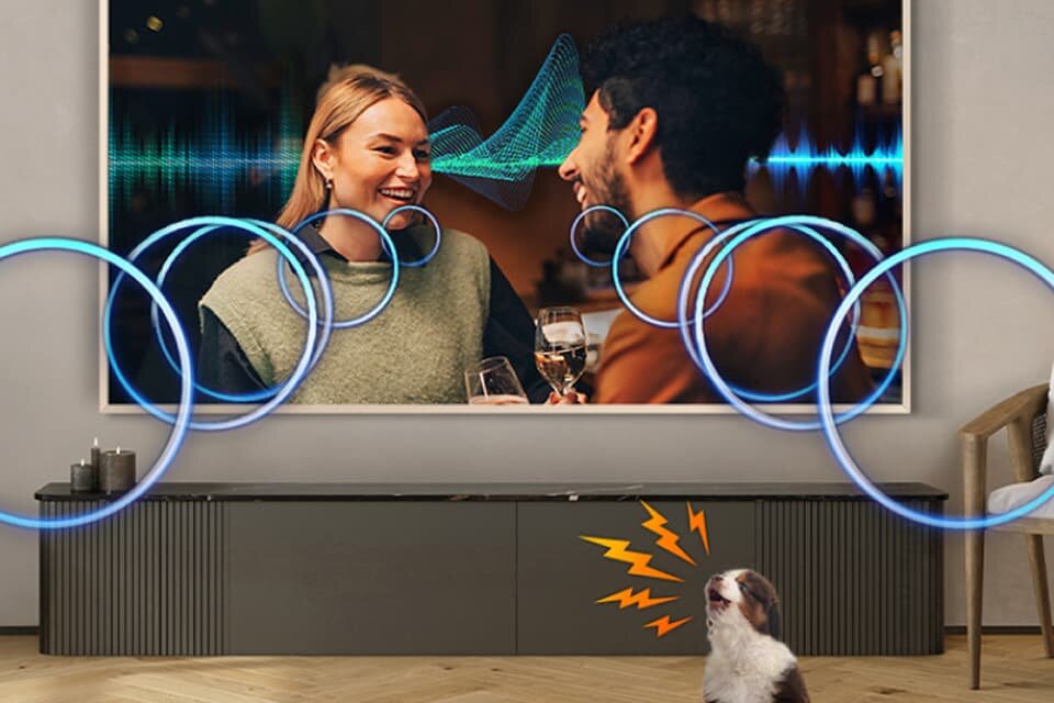 960x640 aktywny-wzmacniacz-glosu-pro Grafika przedstawiająca dzialanie aktywnego wzmacniacza głosu Pro zasilanego przez AI w telewizorze Samsung  The Frame (2025)