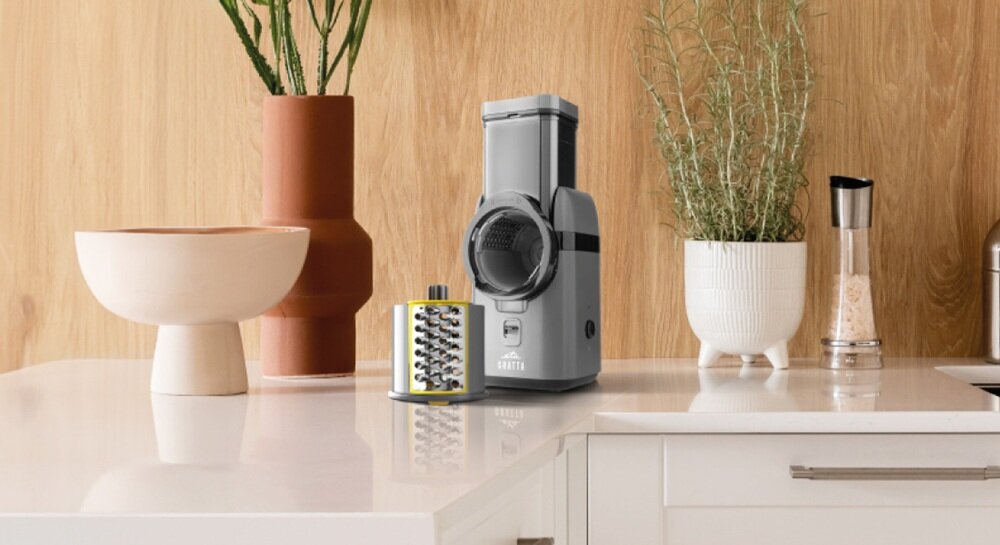 Szatkownica ETA Gratta w kuchni na blacie przodem, wydajna praca, cicha eksploracja, oszczędność czasu