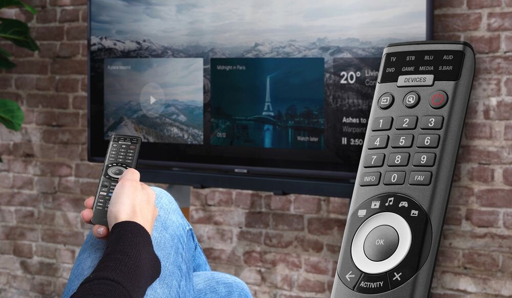 ONE FOR ALL Smart Control Pro 8 URC7981 uniwersalny pilot centrum domowej rozrywki, Pilot One For All Smart Control Pro URC7981 w eleganckim salonie