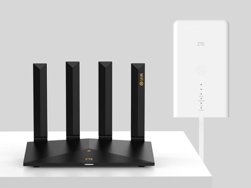 Router ZTE MC889 5G + Router ZTE T3000 IDU Czarny router ZTE z czterema pionowymi antenami stoi na stole obok nowoczesnego modemu ZTE 5G. Urządzenia mają minimalistyczny design i nowoczesny, technologiczny wygląd.