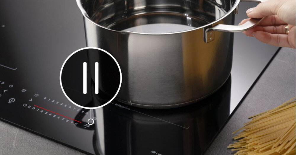 Płyta indukcyjna HISENSE HI6442BSCWF lifestyle panel zbliżenie przycisk pauza ikona grafika makaron garnek z wodą Przywracanie ustawień płyty