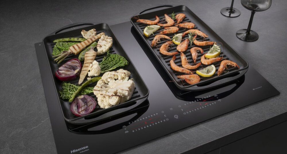Płyta indukcyjna HISENSE HI6442BSCWF lifestyle duże naczynie gotowanie krewetki warzywa pieczone panel funkcja Flexible Zone łączenie pól duża powierzchnia Gotowanie Bridge Area