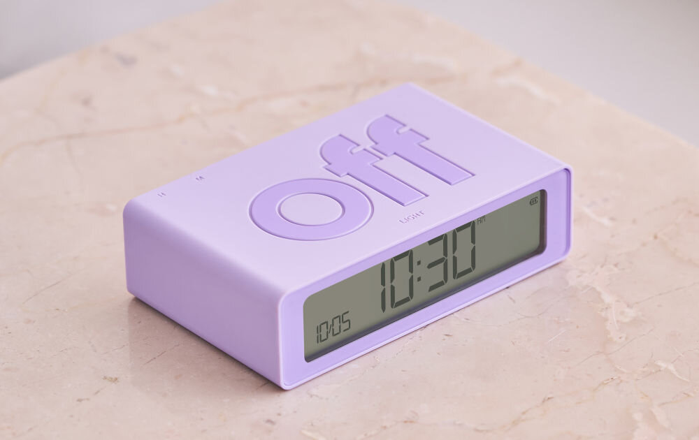 Budzik LEXON Flip Mini liliowy, dwustronna, wygoda, komfort, sen, Lexon Flip Mini na jasnym blacie, napisy ON/OFF na górze, ergonomiczna, prosta forma, czytelność