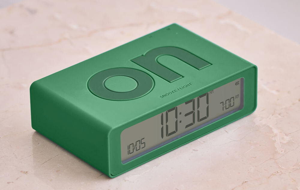 Budzik LEXON Flip Mini zielony, dwustronna, wygoda, komfort, sen, Lexon Flip Mini na jasnym blacie, napisy ON/OFF na górze, ergonomiczna, prosta forma, czytelność