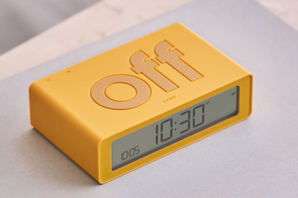 Budzik LEXON Flip Mini żółty, dwustronna, wygoda, komfort, sen, Lexon Flip Mini na jasnym blacie, napisy ON/OFF na górze, ergonomiczna, prosta forma, czytelność