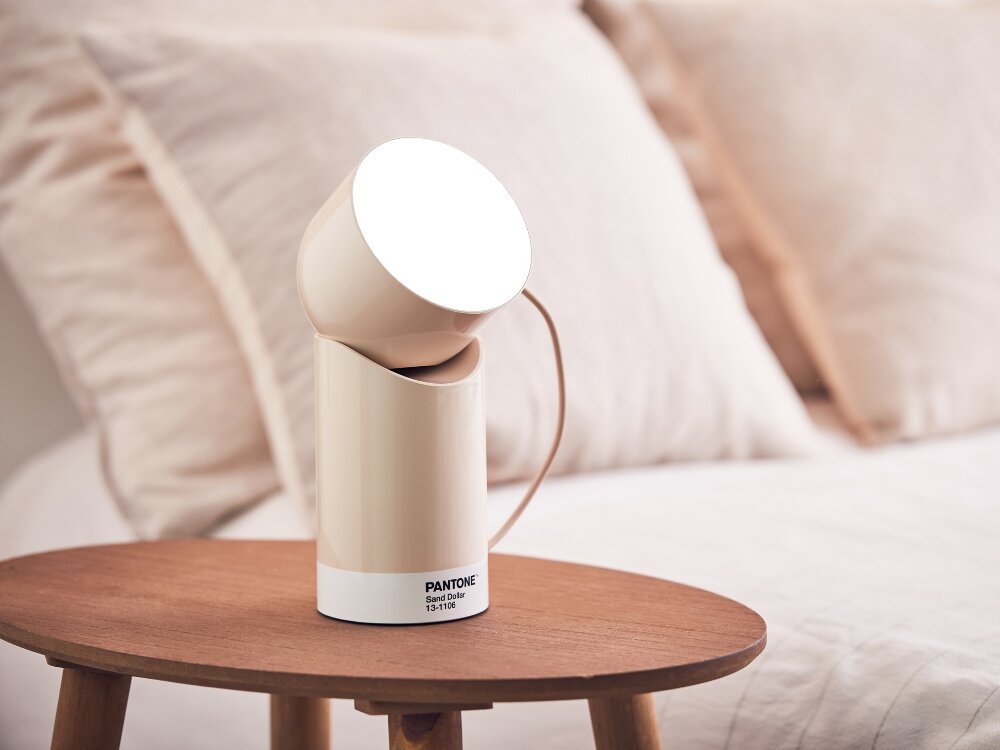 Lampka nocna LEXON Orbe X Pantone
            lampka ustawiona na stoliku lampa oświetlenie led bezprzewodowa regulacja jasności