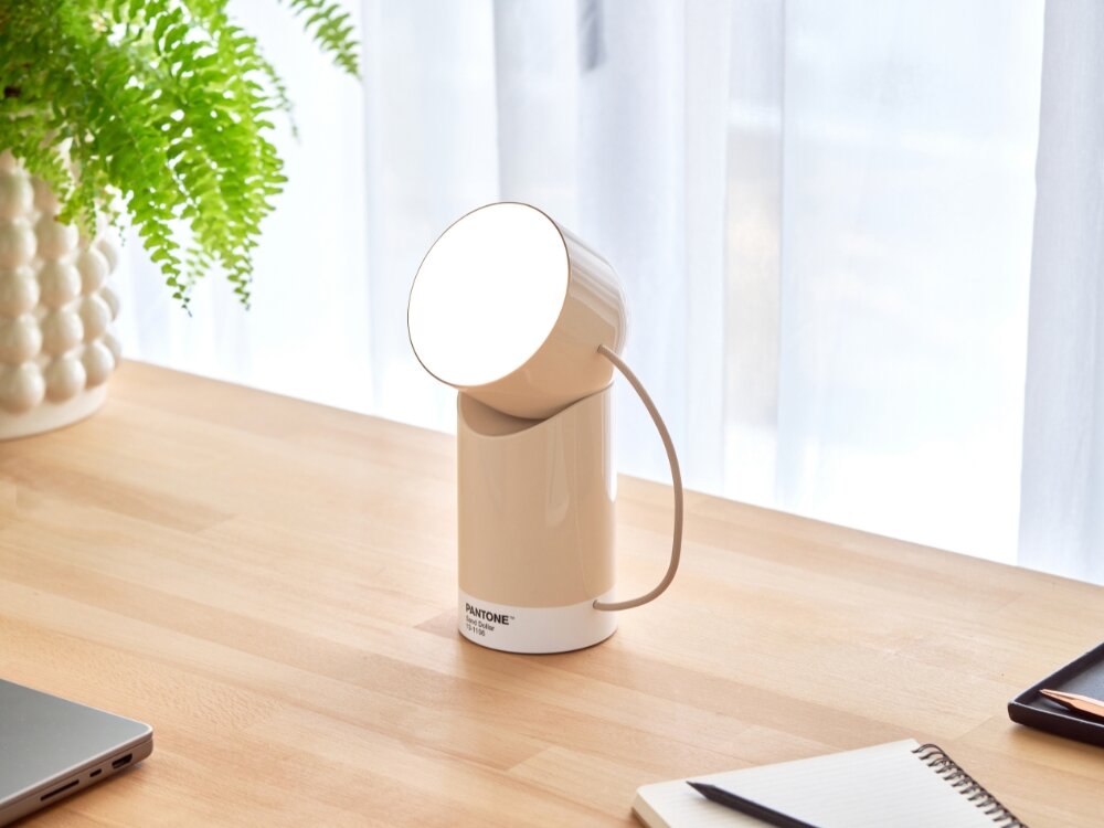 Lampka nocna LEXON Orbe X Pantone
            lampka ustawiona na szafce ruchomy magnetyczny element światło przy łóżku na biurku w salonie konstrukcja przenoszenie